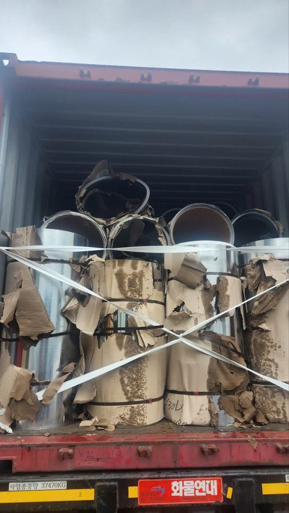 Xếp cuộn inox vào container